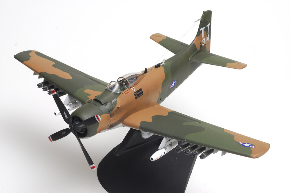 Revell 40 scale Skyraider 007.JPG