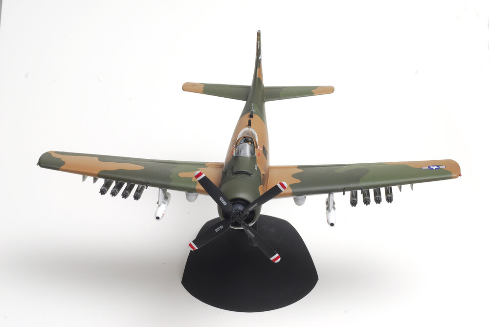 Revell 40 scale Skyraider 006.JPG