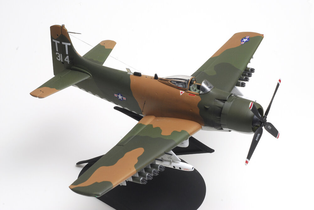 Revell 40 scale Skyraider 004.JPG