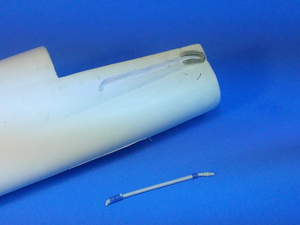 Picofrefuelingprobeanditsfuselagechannelhousing.thumb.JPG.3121147aa690d813c7bc01e71fef9e50.JPG