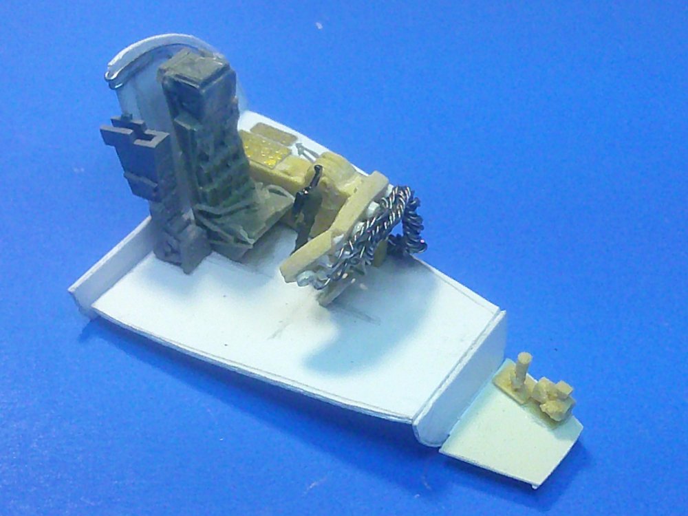 Cockpitfloorrightfront.thumb.JPG.9191cd2da5560be8bb4eade3977363f0.JPG